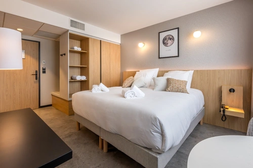 Chambre double hôtel Sevenline avec douche et kitchenette pour Pink'Tolosa 2026